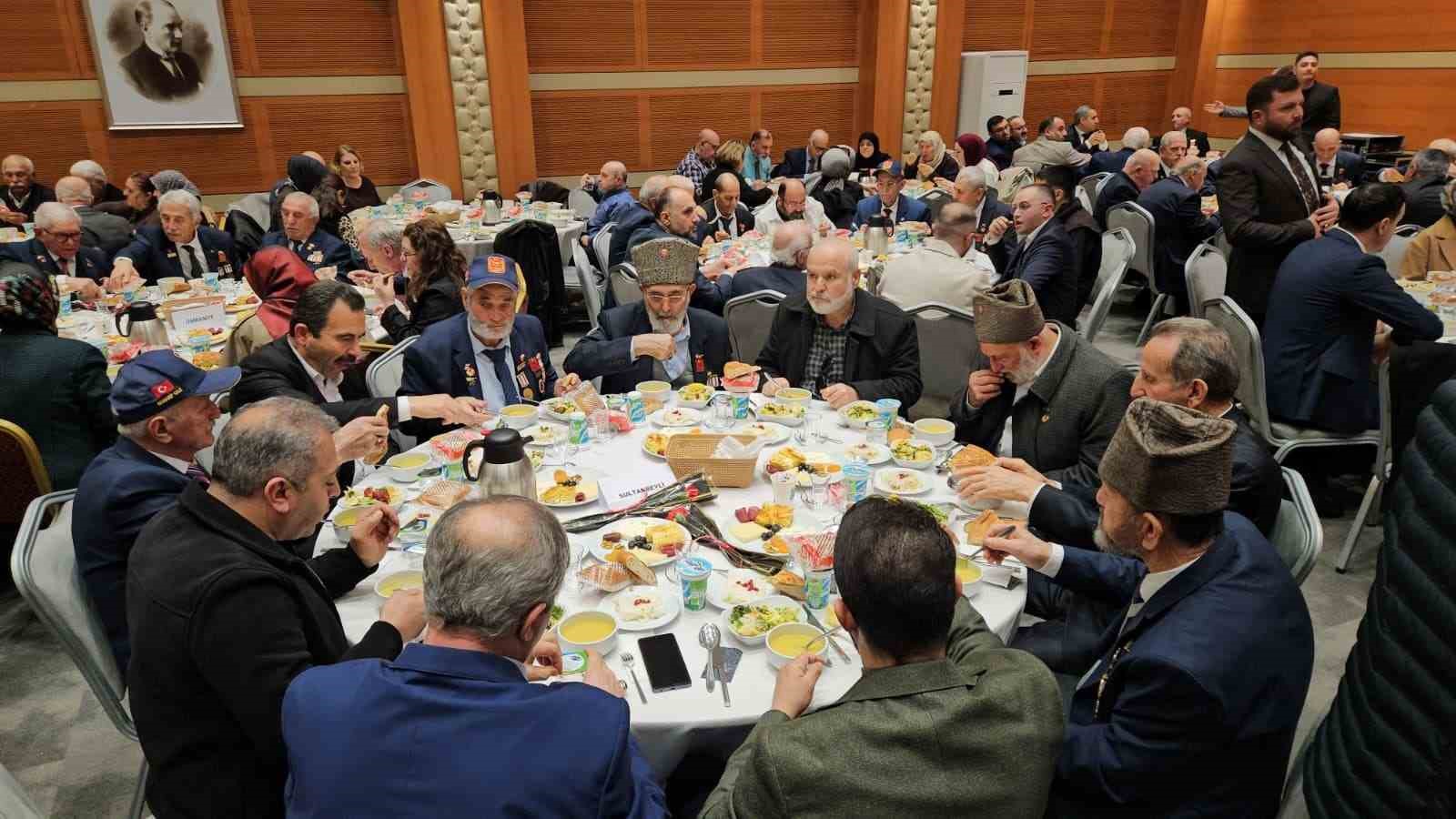 istanbulda sehit yakinlari ve gaziler iftarda bulustu 1