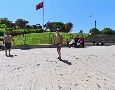 istanbulda-sicak-hava-bunaltti-kimisi-denizde-serinledi-kimisi-golgelik-alanda-dinlendi-GAJXFihx.jpg
