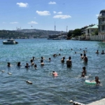 istanbulda-sicak-hava-bunaltti-vatandaslar-kendini-bogazin-serin-sularina-birakti-1MqQimbk.jpg