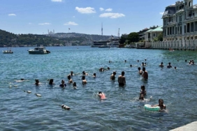 istanbulda-sicak-hava-bunaltti-vatandaslar-kendini-bogazin-serin-sularina-birakti-1MqQimbk.jpg