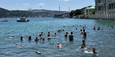 istanbulda-sicak-hava-bunaltti-vatandaslar-kendini-bogazin-serin-sularina-birakti-1MqQimbk.jpg