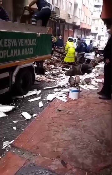 istanbulda siddetli lodos ve yagis etkili oluyor catilar uctu araclar zarar gordu 1 HRXHjeqI