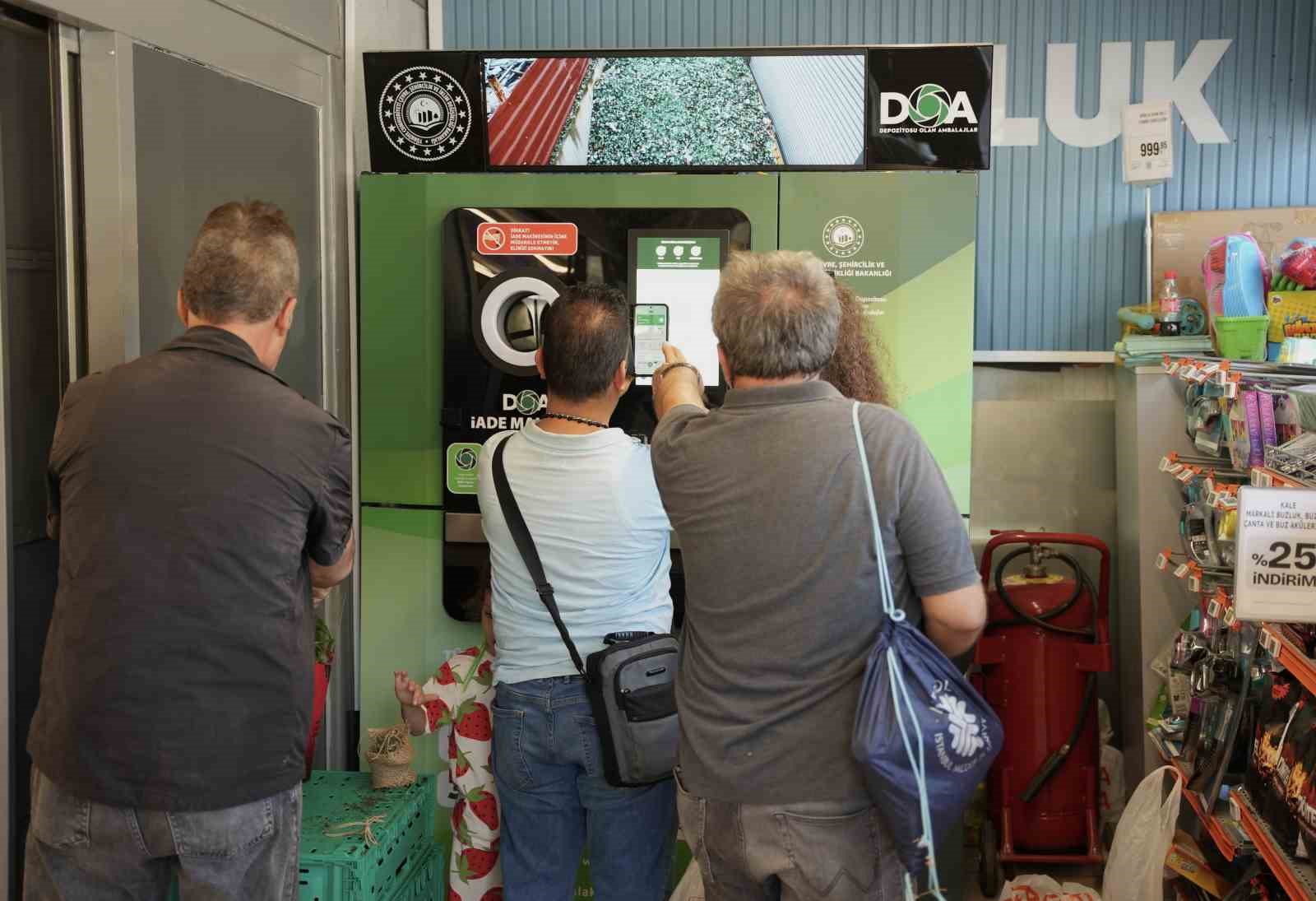 İstanbul’da ‘sıfır atık’ makinelerine vatandaşlardan yoğun ilgi 5 istanbulda sifir atik makinelerine vatandaslardan yogun ilgi 1 v9yBqnew