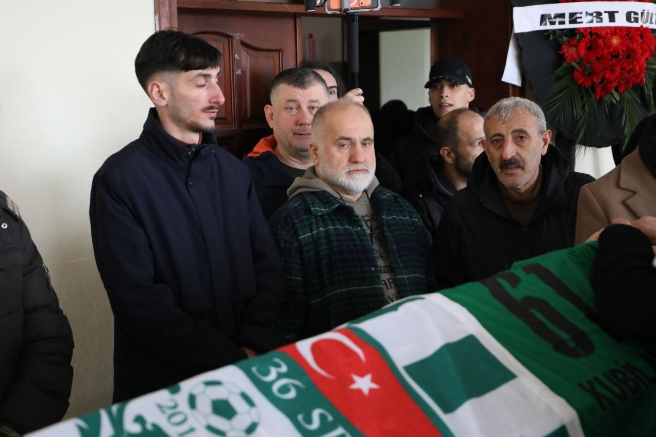 İstanbul’da silahlı saldırıda ölen genç futbolcu son yolculuğuna uğurlandı 5 istanbulda silahli saldirida olen genc futbolcu son yolculuguna ugurlandi 1 wNwTEFGW