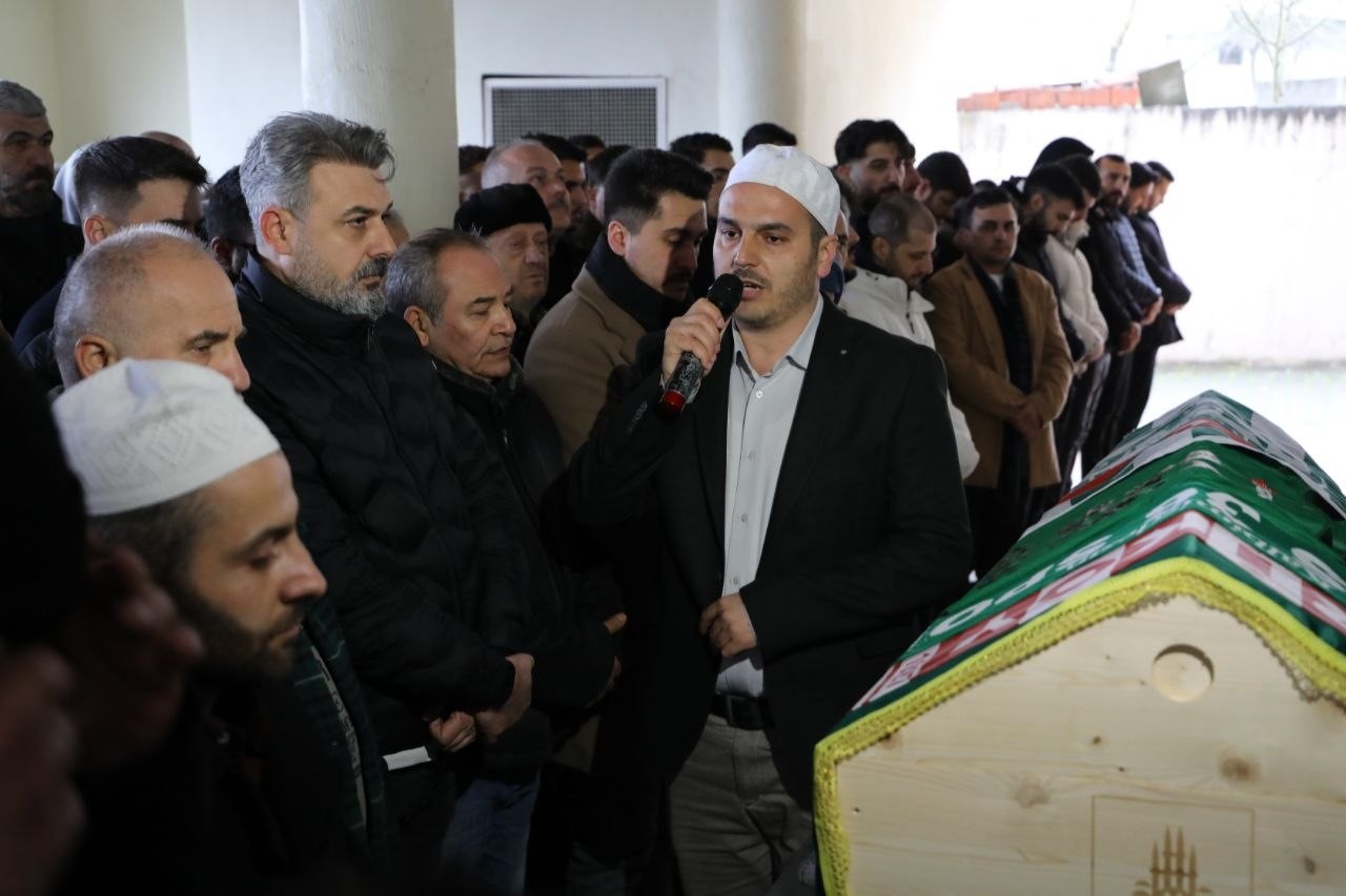 İstanbul’da silahlı saldırıda ölen genç futbolcu son yolculuğuna uğurlandı 6 istanbulda silahli saldirida olen genc futbolcu son yolculuguna ugurlandi 2 MKnBct7k