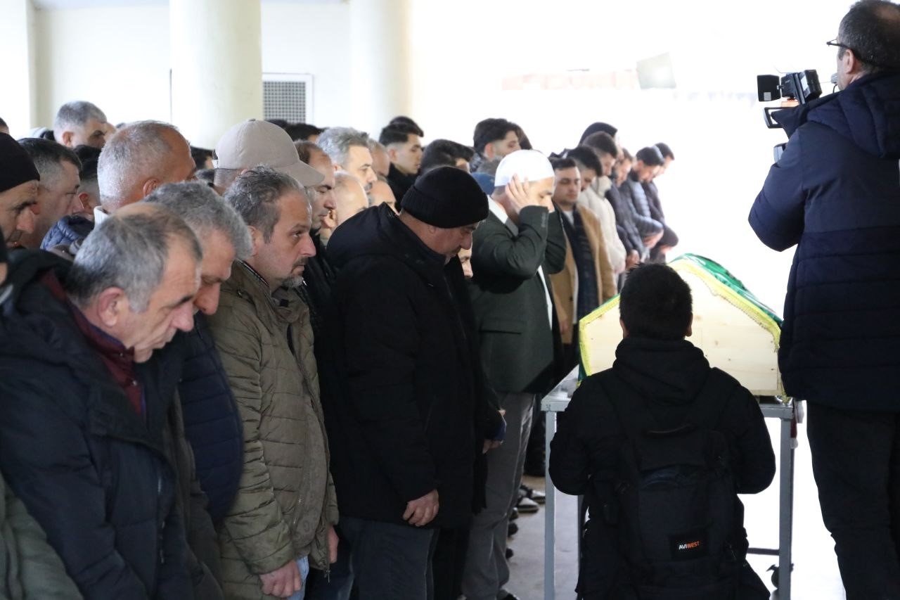 İstanbul’da silahlı saldırıda ölen genç futbolcu son yolculuğuna uğurlandı 8 istanbulda silahli saldirida olen genc futbolcu son yolculuguna ugurlandi 4 gzIQ3FJL