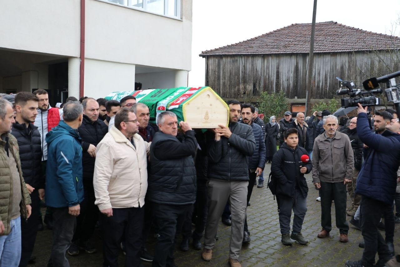 İstanbul’da silahlı saldırıda ölen genç futbolcu son yolculuğuna uğurlandı 9 istanbulda silahli saldirida olen genc futbolcu son yolculuguna ugurlandi 5 2jtsYh8D