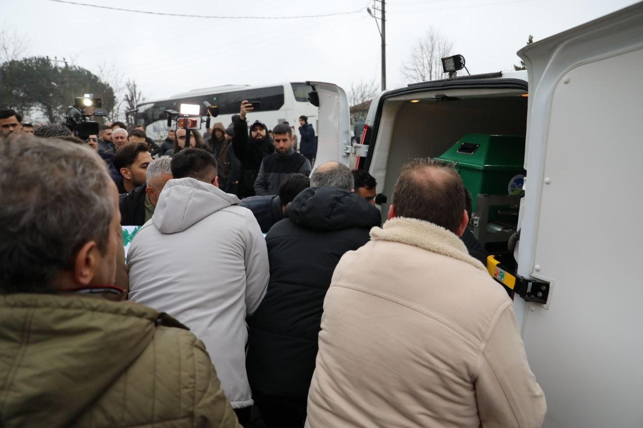 İstanbul’da silahlı saldırıda ölen genç futbolcu son yolculuğuna uğurlandı 10 istanbulda silahli saldirida olen genc futbolcu son yolculuguna ugurlandi 6 WVUpBb7Y