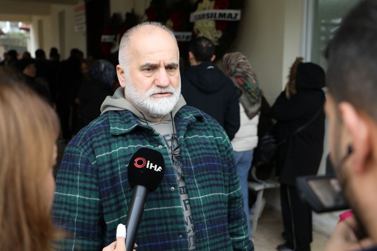 İstanbul’da silahlı saldırıda ölen genç futbolcu son yolculuğuna uğurlandı 11 istanbulda silahli saldirida olen genc futbolcu son yolculuguna ugurlandi 7 mKiEuO2X