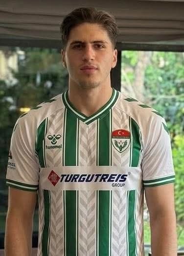İstanbul’da silahlı saldırıda ölen genç futbolcu son yolculuğuna uğurlandı 12 istanbulda silahli saldirida olen genc futbolcu son yolculuguna ugurlandi 8 ACRvbHE3