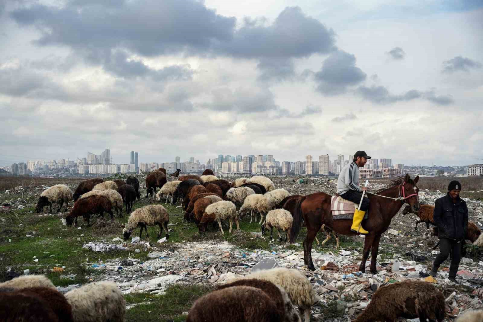 istanbulda siyaha burunen dere kirlilik saciyor 3 bkn4j4ln