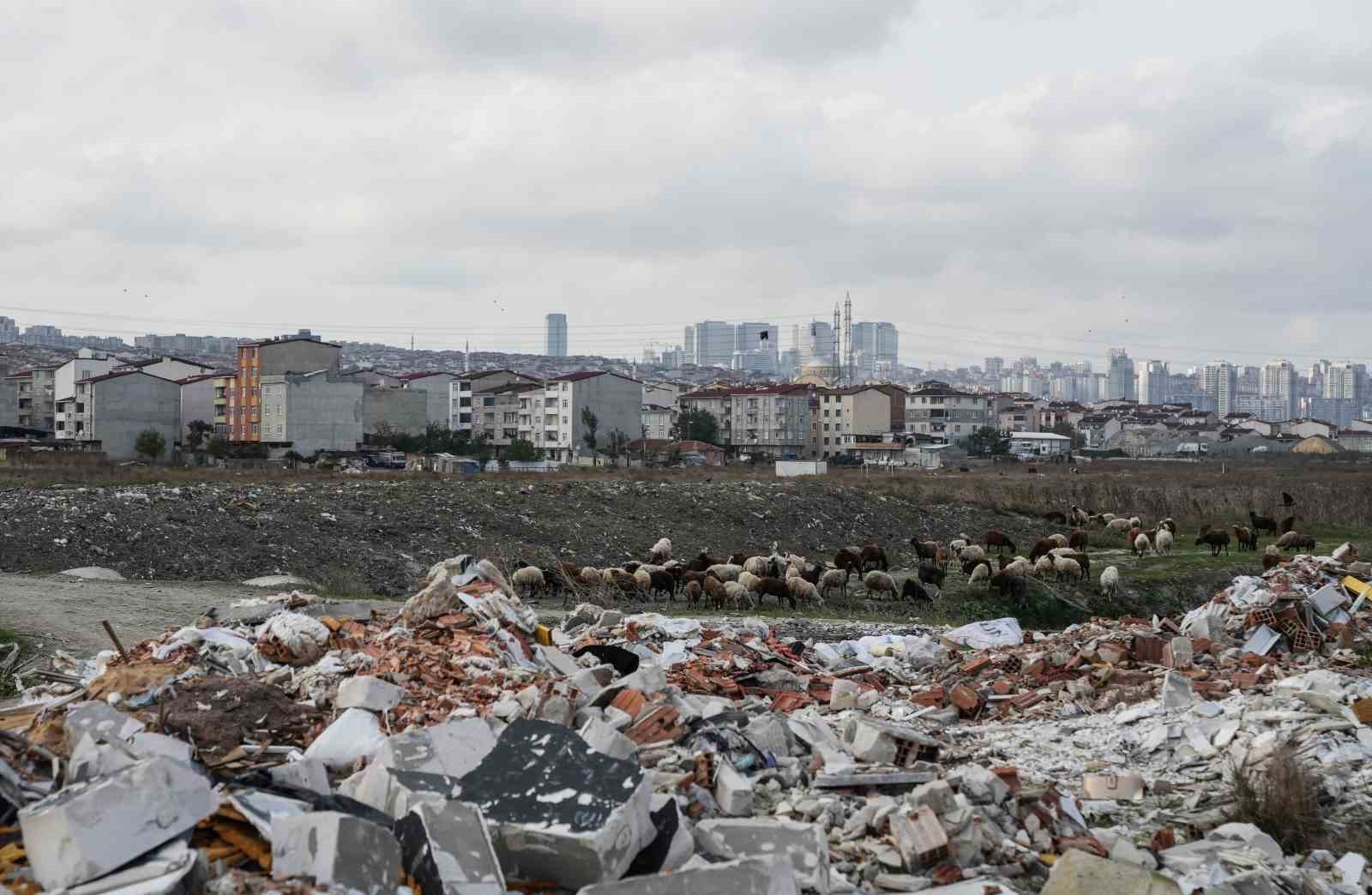 istanbulda siyaha burunen dere kirlilik saciyor 5 uGM1OdcG