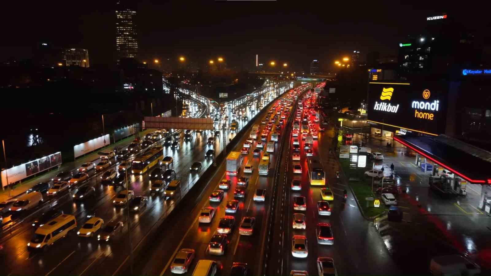 istanbulda trafik durma noktasina geldi yagmurun etkisi ile yogunluk yuzde 90a ulasti 1 F9HvAOXw