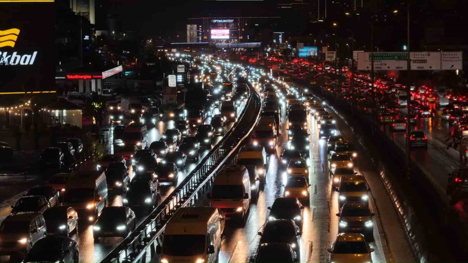 istanbulda trafik durma noktasina geldi yagmurun etkisi ile yogunluk yuzde 90a ulasti 2 wh6Nu5Yb