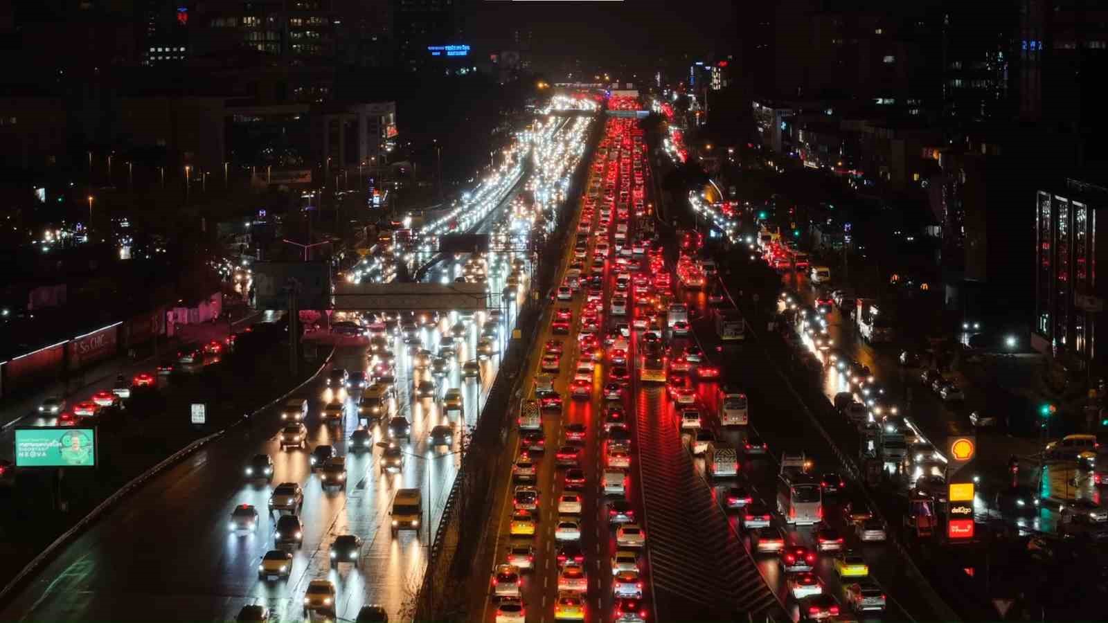 istanbulda trafik durma noktasina geldi yagmurun etkisi ile yogunluk yuzde 90a ulasti 3