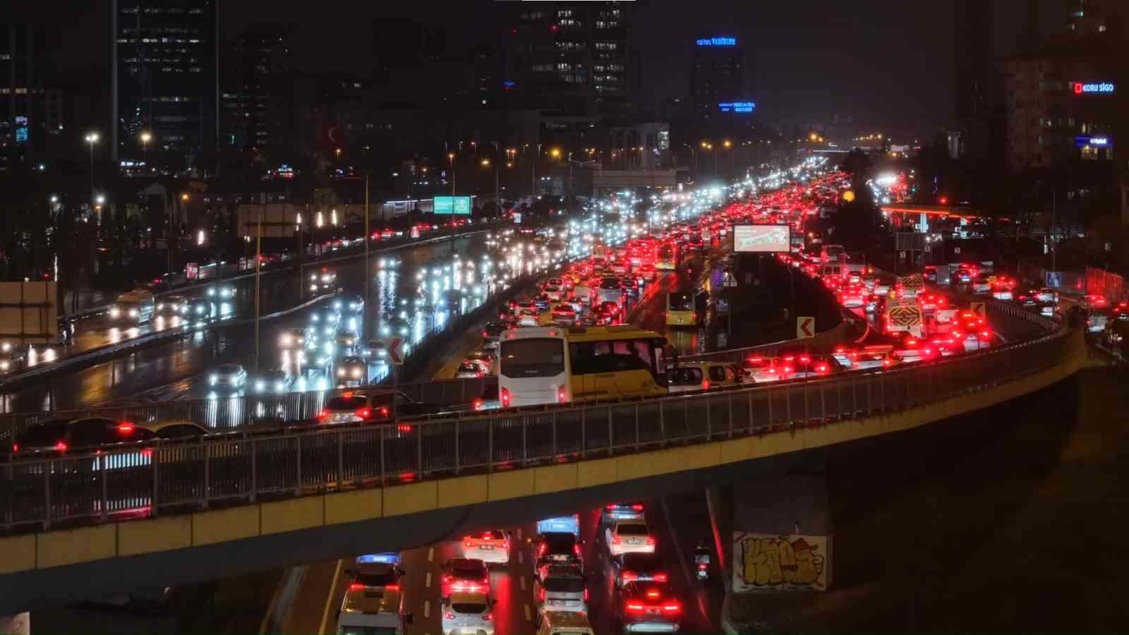 istanbulda trafik durma noktasina geldi yagmurun etkisi ile yogunluk yuzde 90a ulasti 5 eQPYq3OE