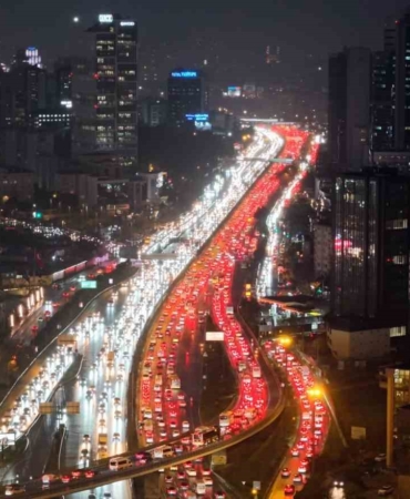 istanbulda-trafik-durma-noktasina-geldi-yagmurun-etkisi-ile-yogunluk-yuzde-90a-ulasti-izimzZTQ.jpg