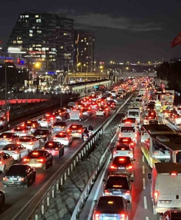 istanbulda-trafik-yogunlugu-yuzde-78e-ulasti-N3dtbbia.jpg