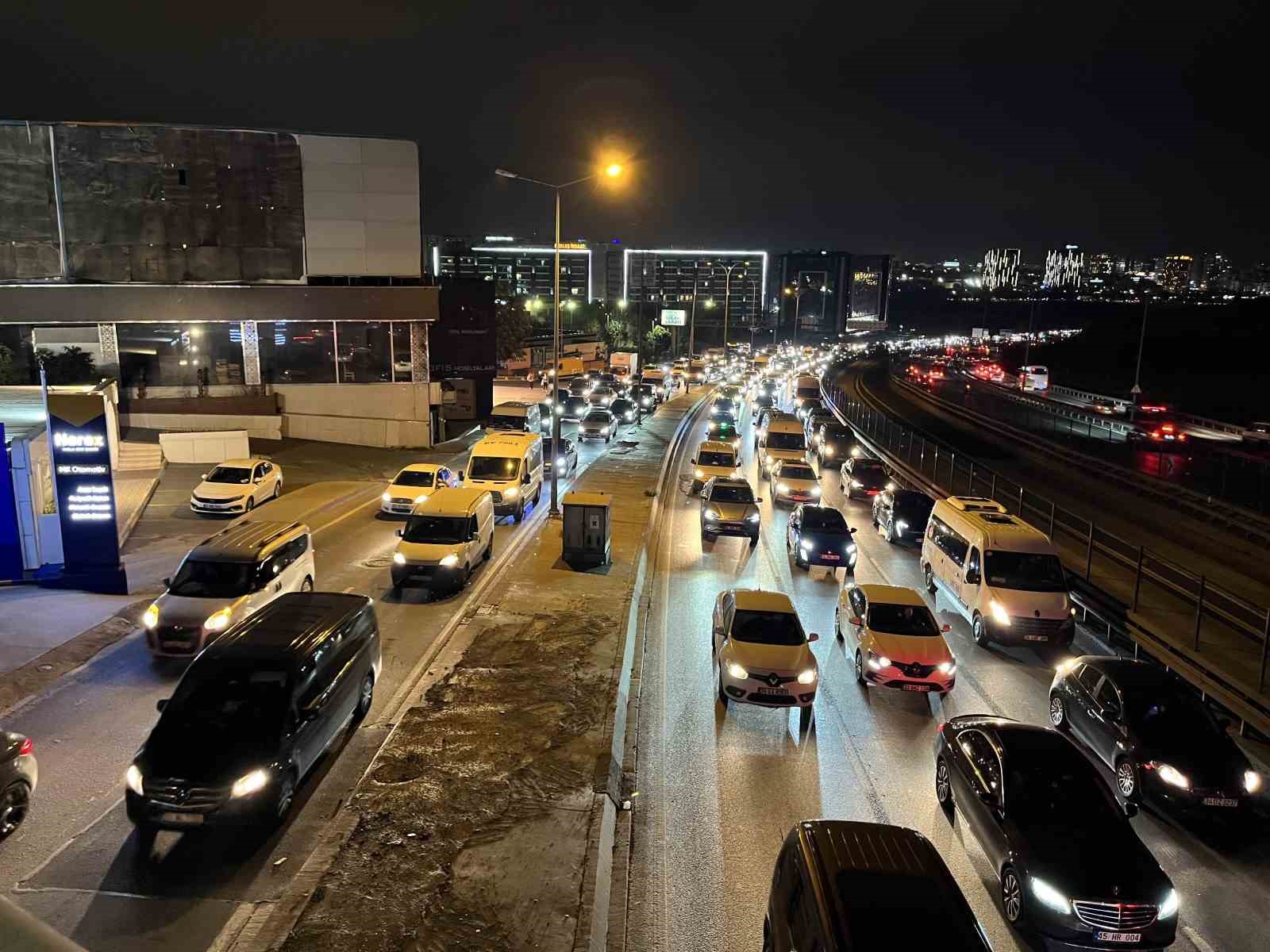 istanbulda trafik yogunlugu yuzde 80e ulasti 0 GFB7Laiq