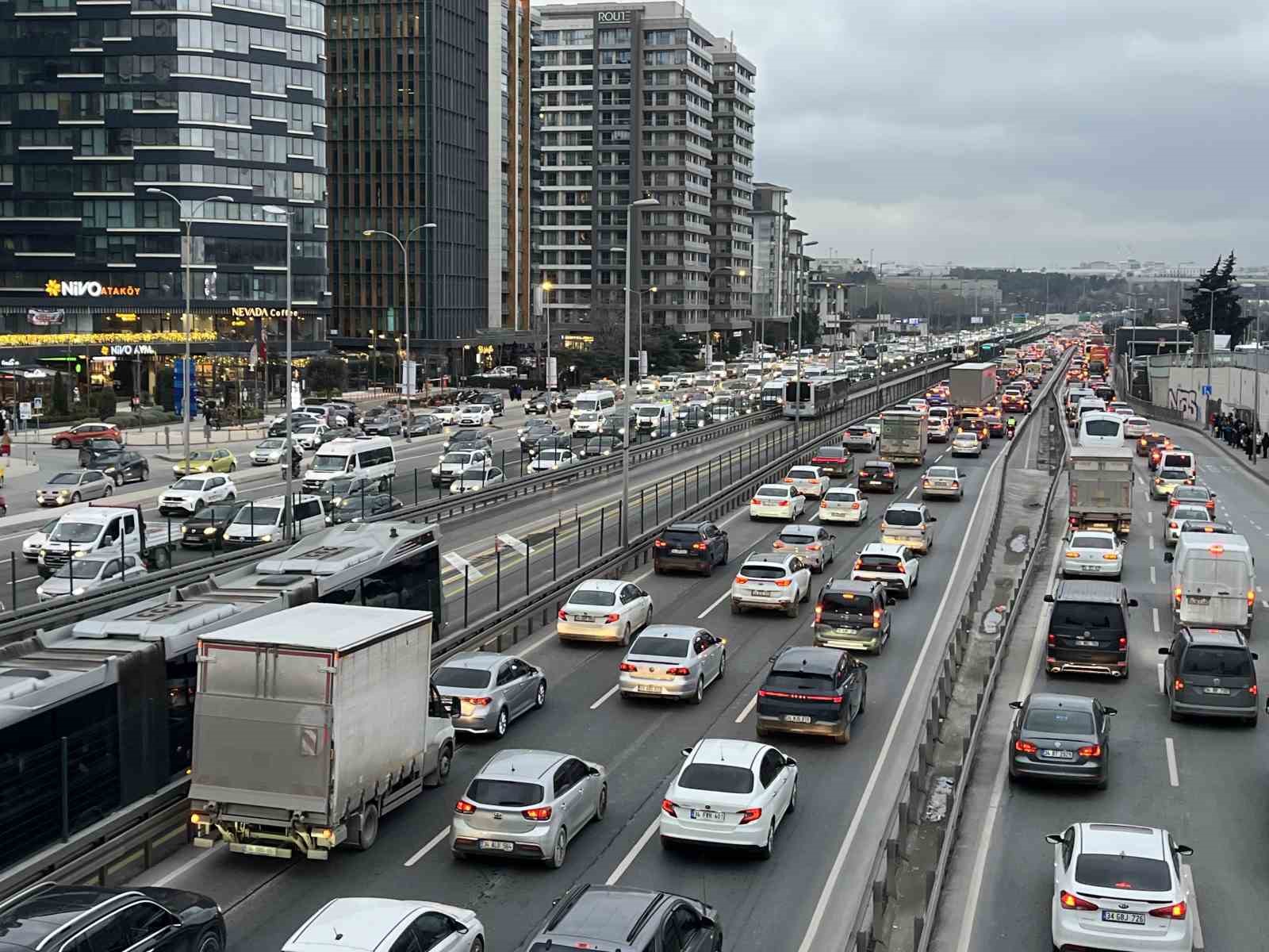 istanbulda trafik yogunlugu yuzde 80e ulasti 0 PywJtm6d