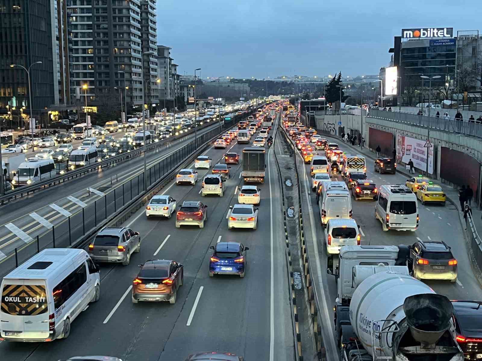 istanbulda trafik yogunlugu yuzde 80e ulasti 1 4UruLdny