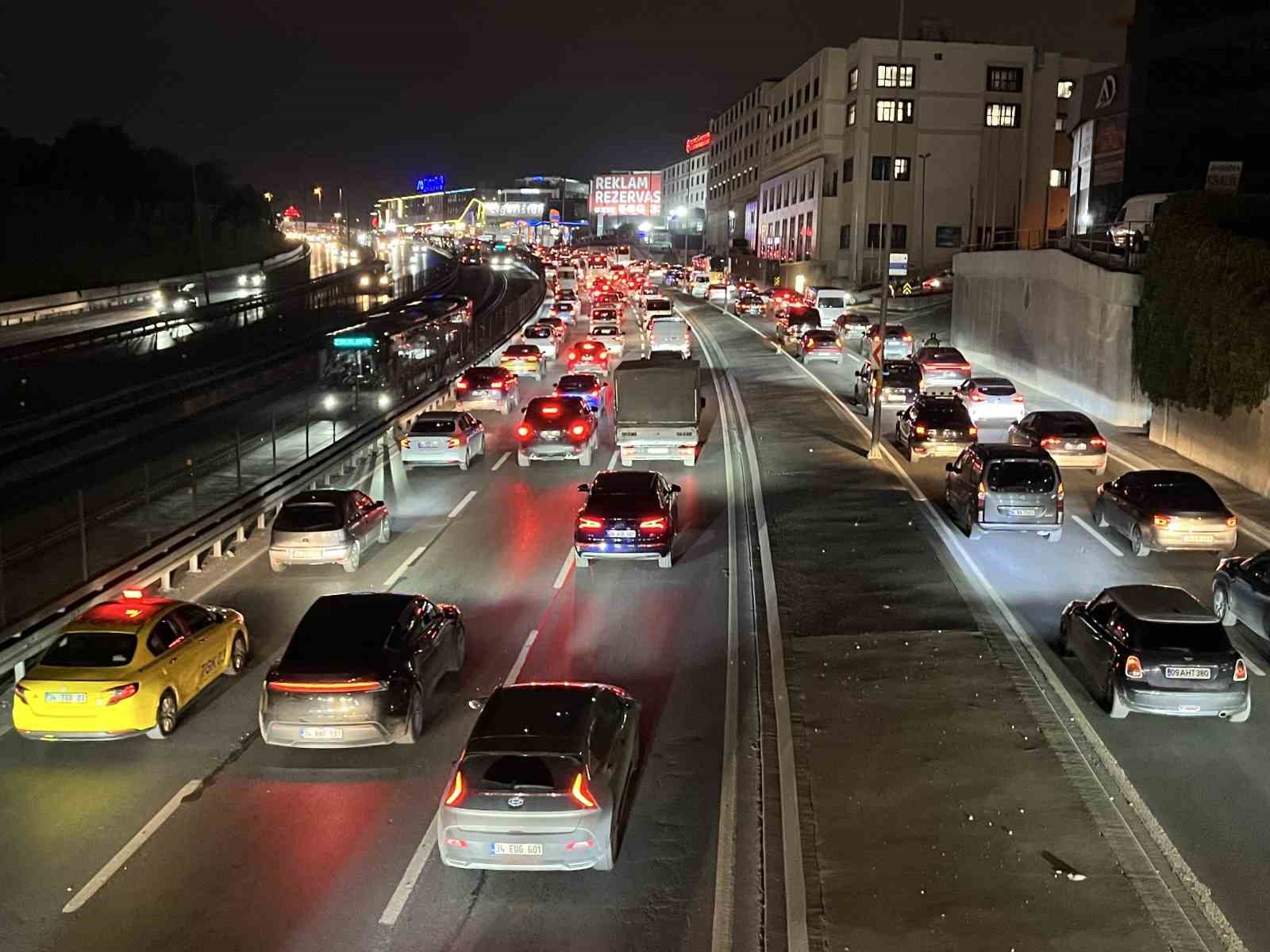 istanbulda trafik yogunlugu yuzde 80e ulasti 1 XF9ewbHB