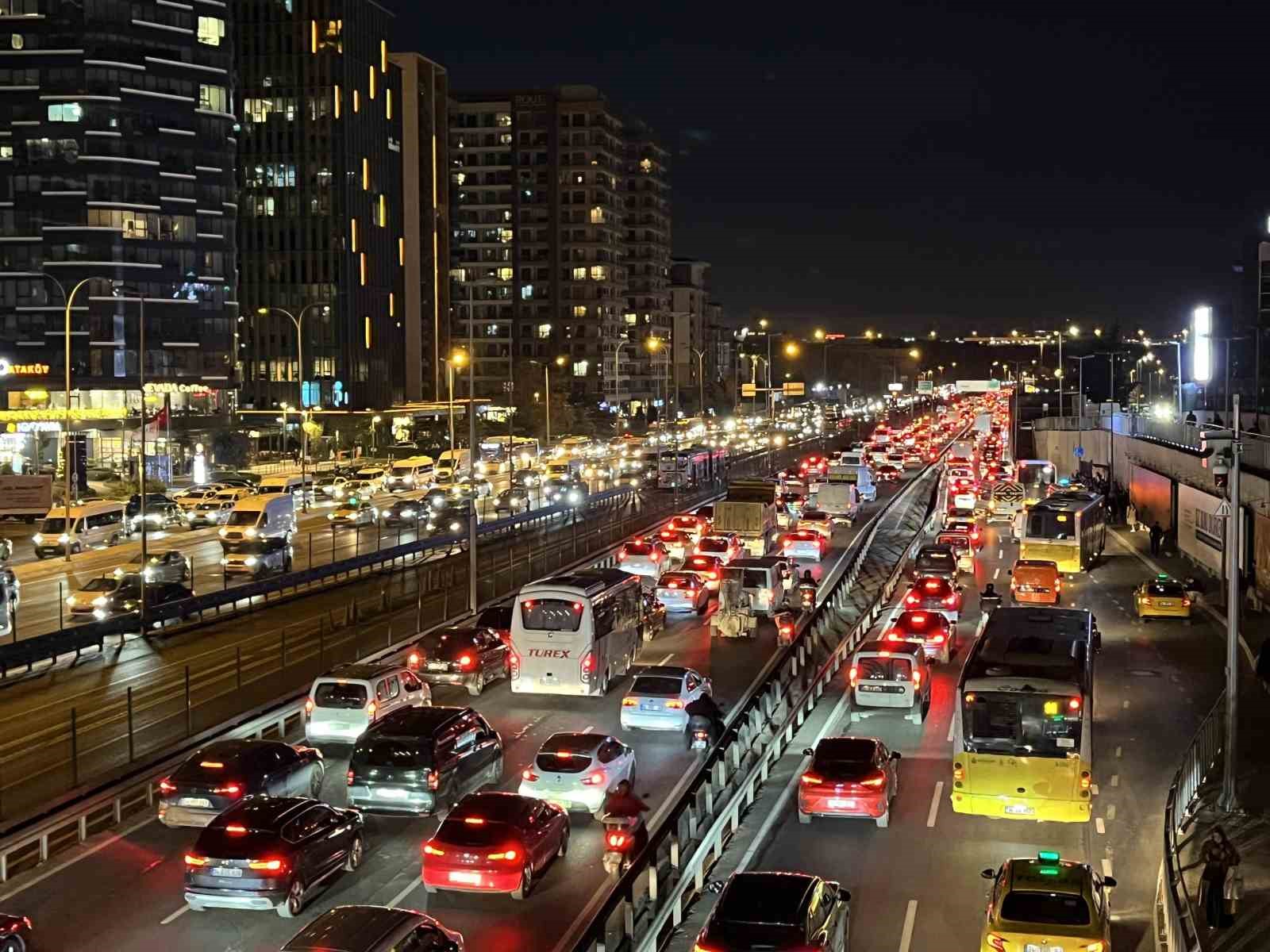 istanbulda trafik yogunlugu yuzde 80e ulasti 1