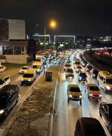 istanbulda-trafik-yogunlugu-yuzde-80e-ulasti-1ul6rW8s.jpg