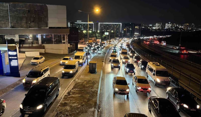istanbulda-trafik-yogunlugu-yuzde-80e-ulasti-1ul6rW8s.jpg