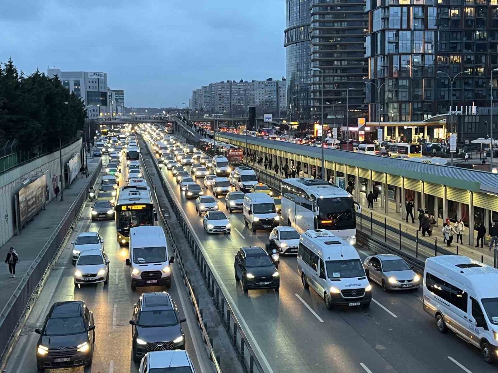 istanbulda trafik yogunlugu yuzde 80e ulasti 2 LOCpq8Cb