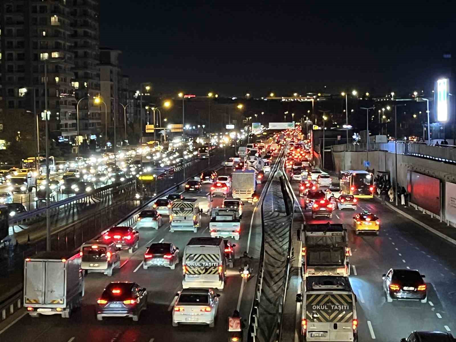 istanbulda trafik yogunlugu yuzde 80e ulasti 2 vw2YQVcp