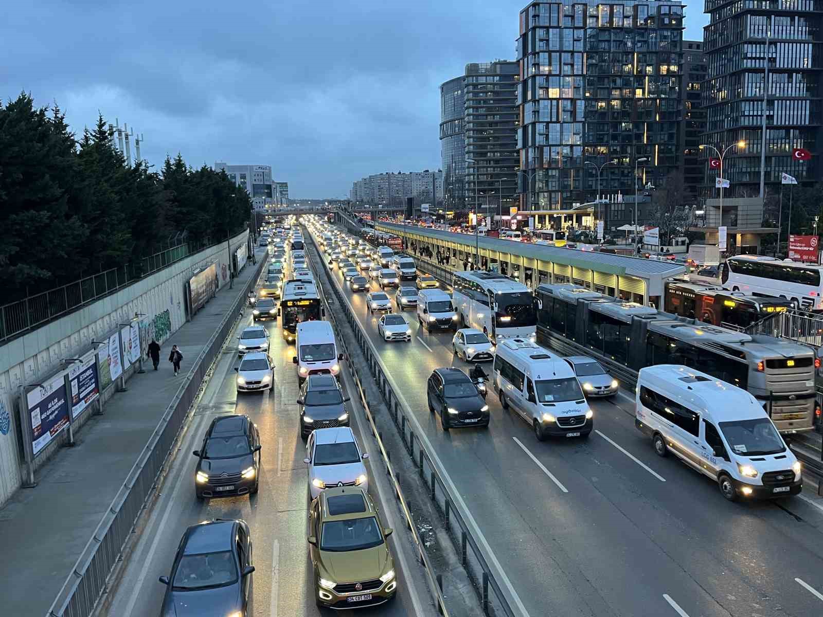 istanbulda trafik yogunlugu yuzde 80e ulasti 3 f1yRfzd1
