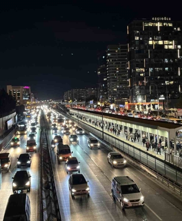 istanbulda-trafik-yogunlugu-yuzde-80e-ulasti-H2pai13j.jpg