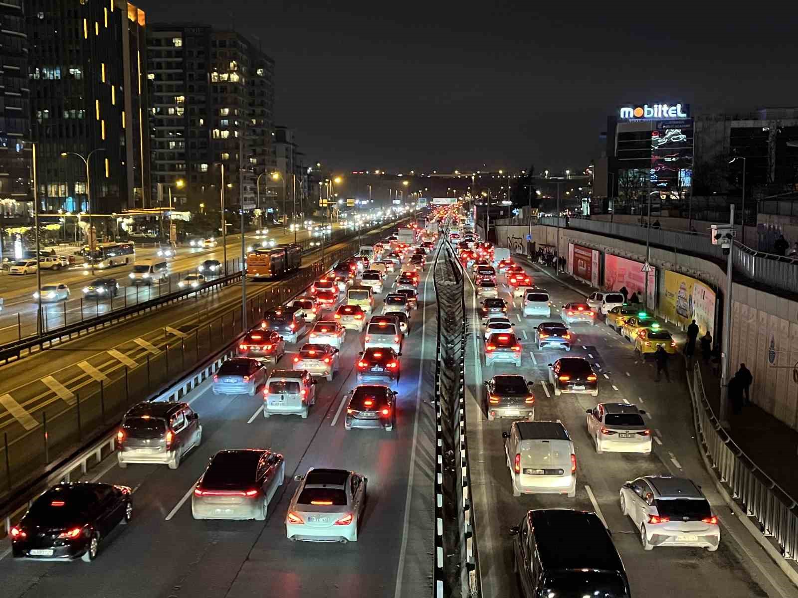 istanbulda trafik yogunlugu yuzde 81e cikti 0 aUgbNyhj