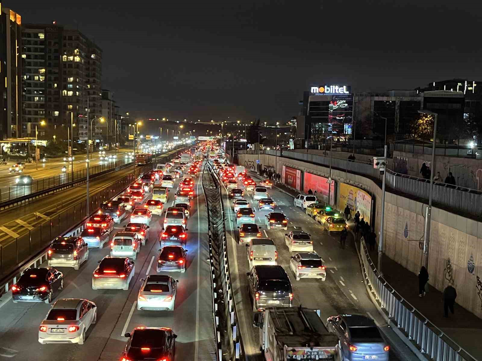 istanbulda trafik yogunlugu yuzde 81e cikti 1 qw9zzdHs