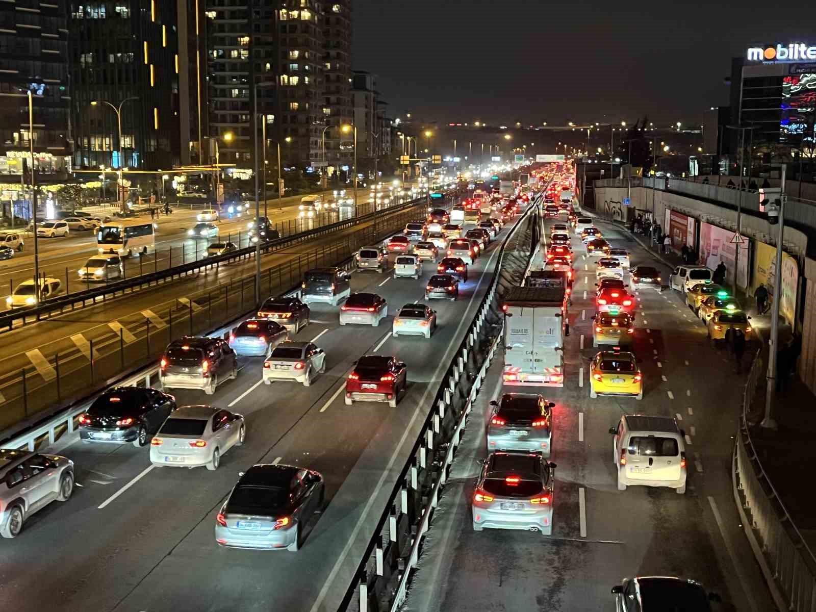 istanbulda trafik yogunlugu yuzde 81e cikti 3 hkASvZa5