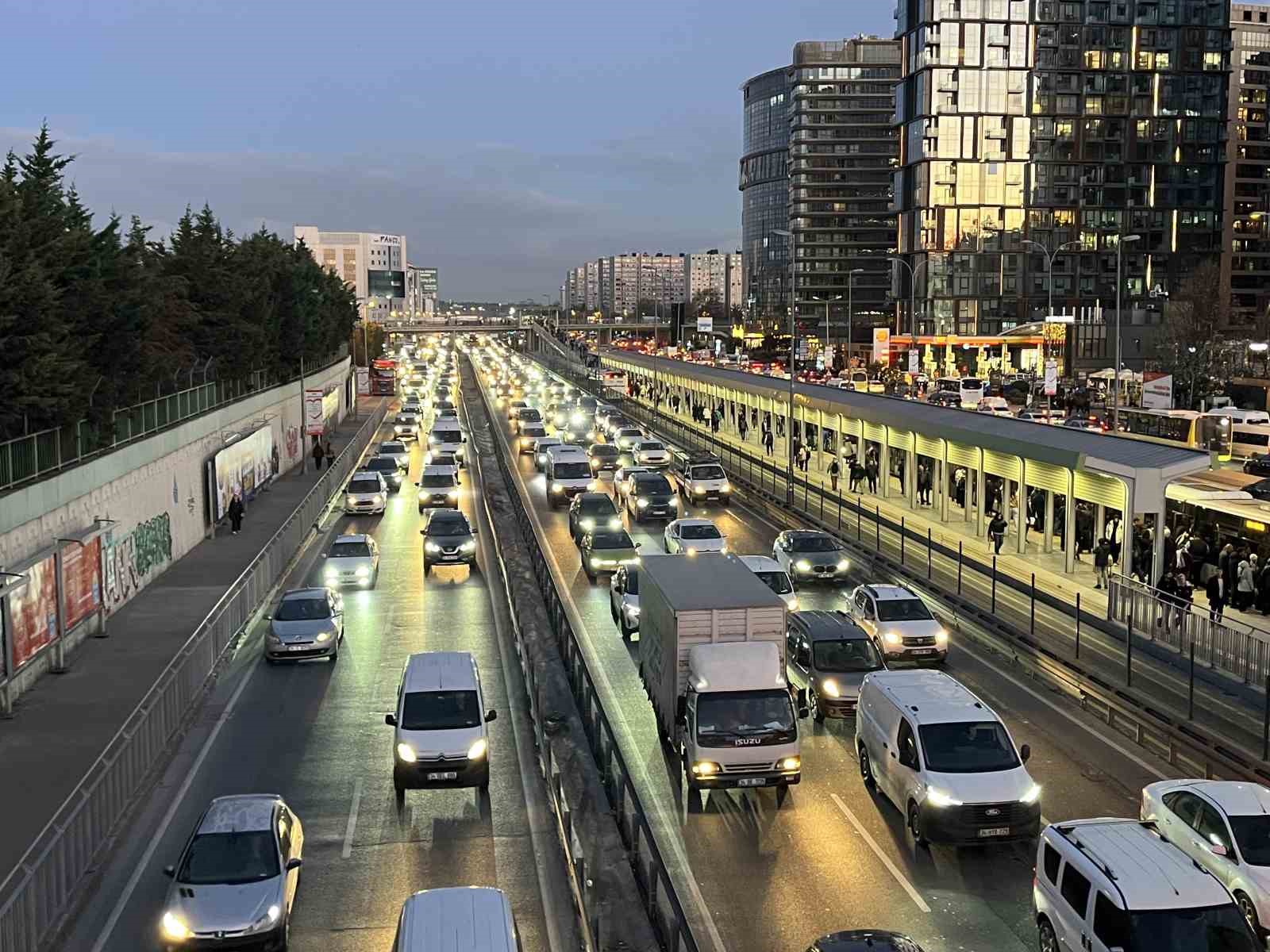 istanbulda trafik yogunlugu yuzde 81e ulasti 0 HVMngcD6