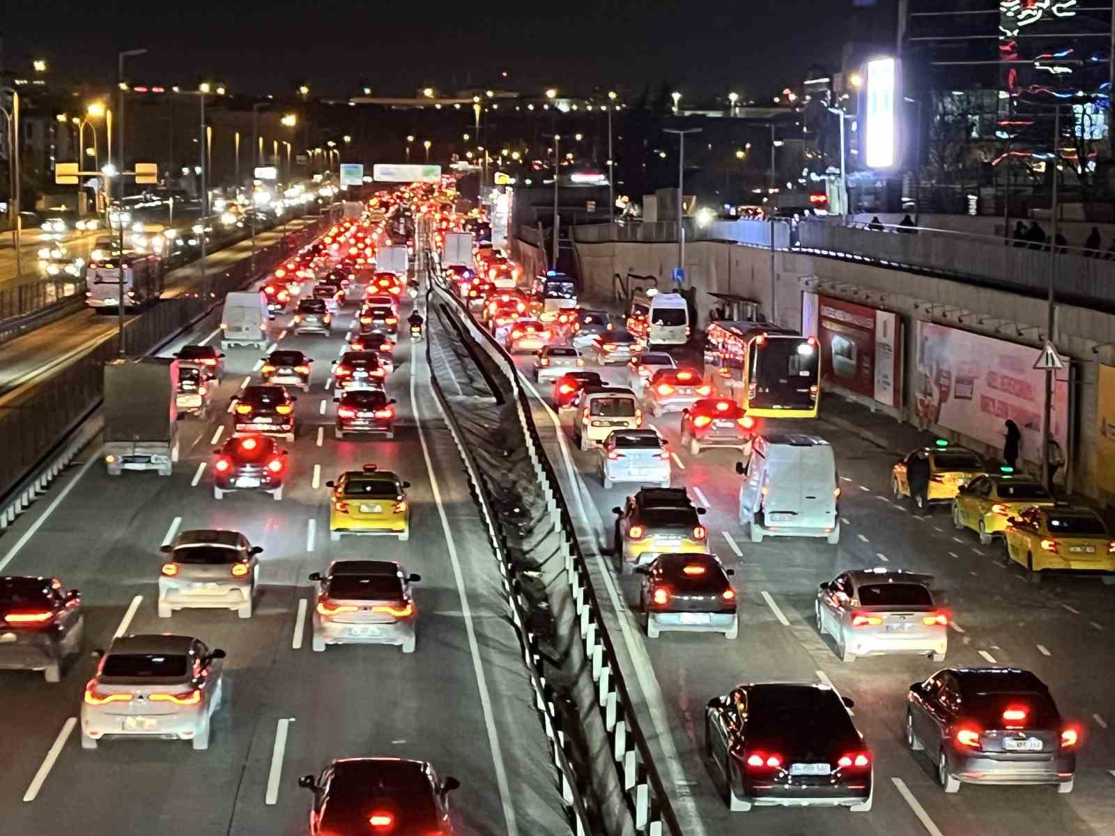 istanbulda trafik yogunlugu yuzde 83e ulasti 0 ADwfyDDX