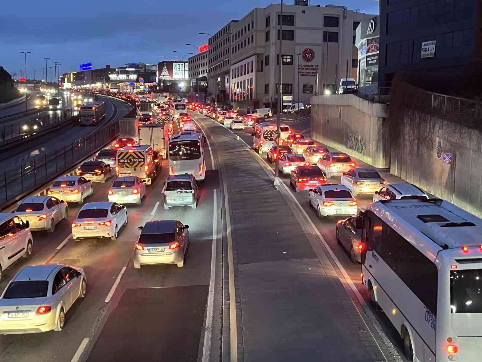 istanbulda trafik yogunlugu yuzde 83e ulasti 0 TtwfWFzM
