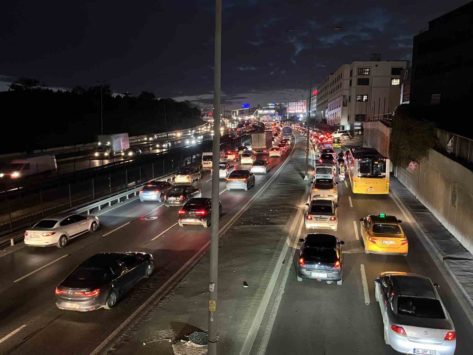 İstanbul’da trafik yoğunluğu yüzde 83’e ulaştı 5 istanbulda trafik yogunlugu yuzde 83e ulasti 1 RsSIR2w1