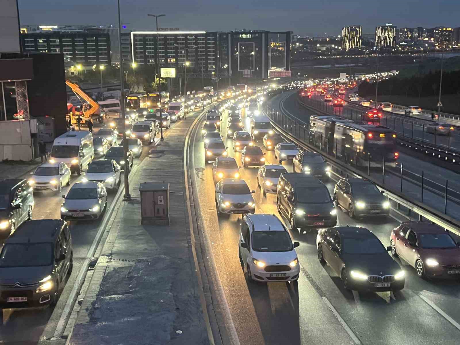 istanbulda trafik yogunlugu yuzde 83e ulasti 1 puv16JDl