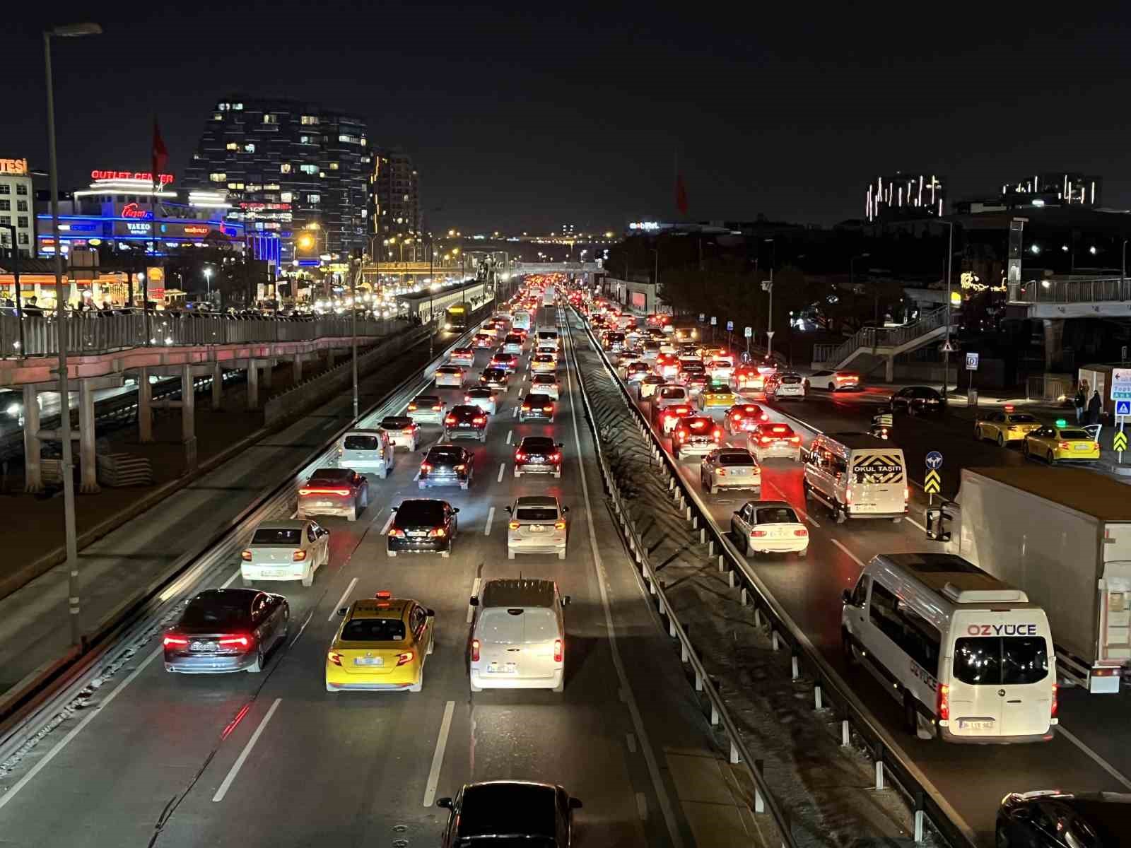 İstanbul’da trafik yoğunluğu yüzde 83’e ulaştı 5 istanbulda trafik yogunlugu yuzde 83e ulasti 1 zIDunuaY