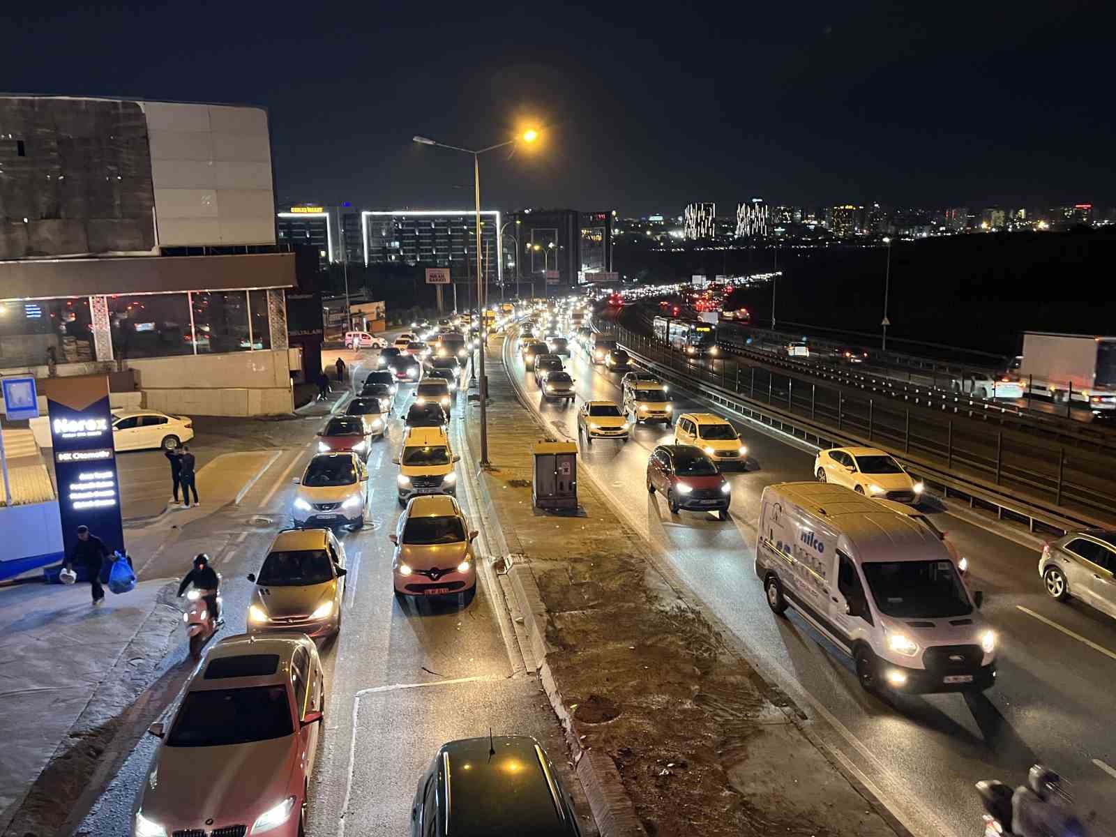 İstanbul’da trafik yoğunluğu yüzde 83’e ulaştı 6 istanbulda trafik yogunlugu yuzde 83e ulasti 2 OCCnlLKU