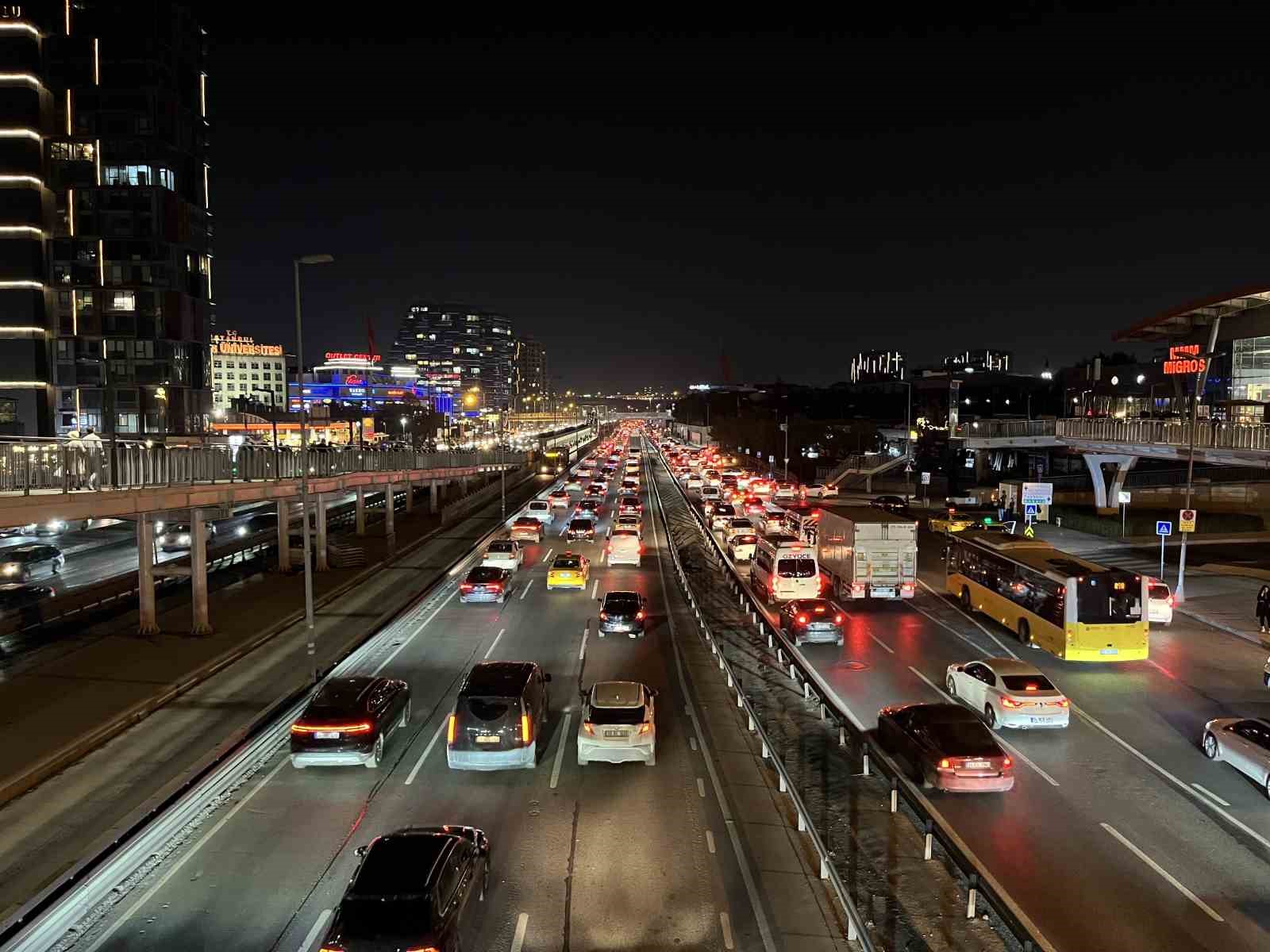 İstanbul’da trafik yoğunluğu yüzde 83’e ulaştı 6 istanbulda trafik yogunlugu yuzde 83e ulasti 2 mPKStRMA