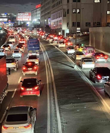istanbulda-trafik-yogunlugu-yuzde-83e-ulasti-JMZ3IVlN.jpg