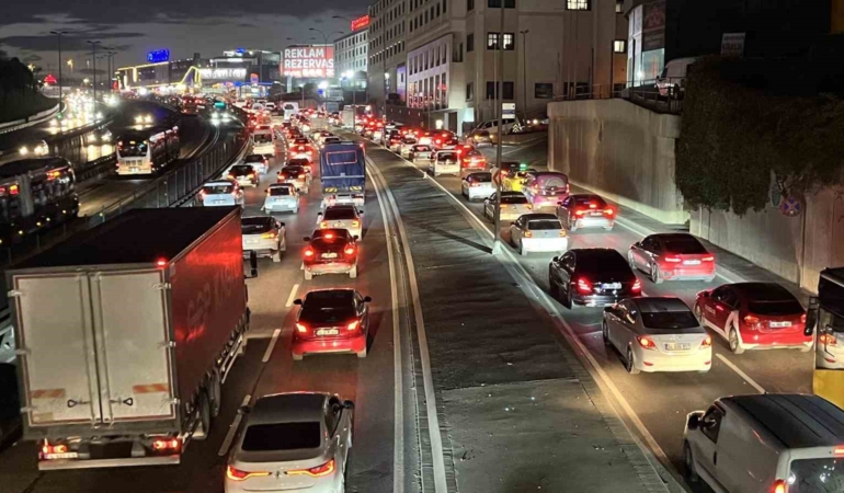 istanbulda-trafik-yogunlugu-yuzde-83e-ulasti-JMZ3IVlN.jpg