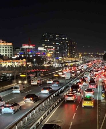 istanbulda-trafik-yogunlugu-yuzde-83e-ulasti-igajqxZK.jpg