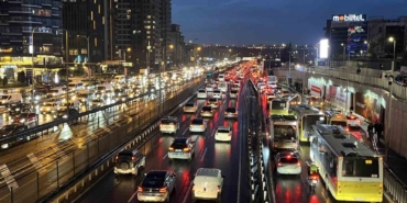 istanbulda-trafik-yogunlugu-yuzde-83e-ulasti-sTtj46zi.jpg