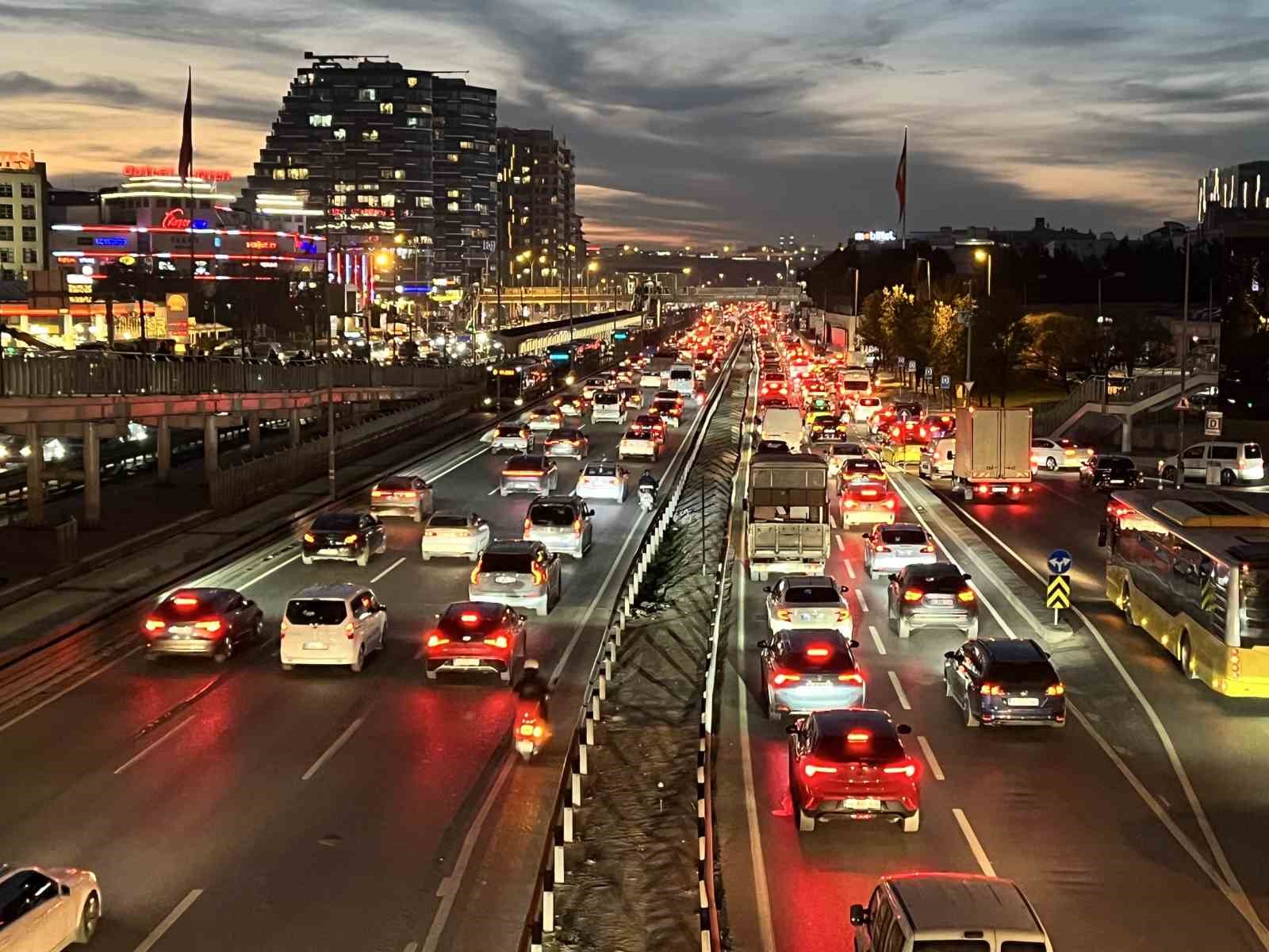 istanbulda trafik yogunlugu yuzde 85e ulasti 0 YCZRPOLi