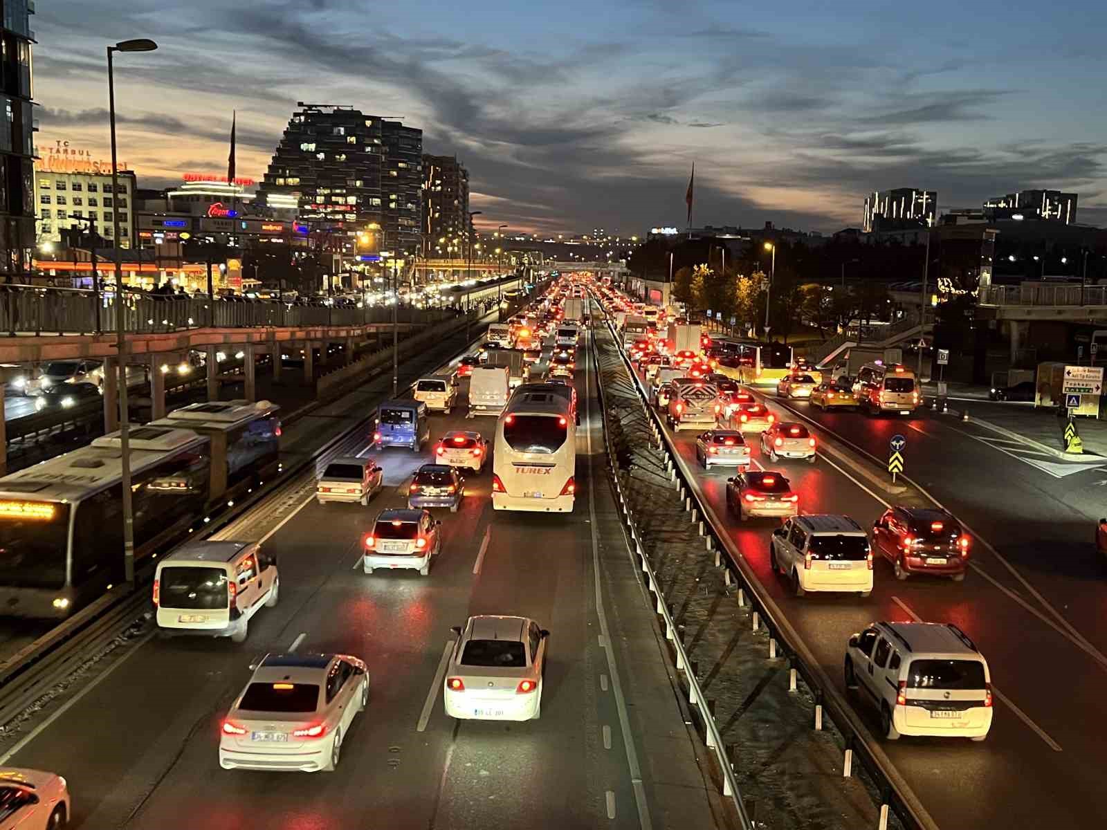 istanbulda trafik yogunlugu yuzde 85e ulasti 1 LZlwSkdE